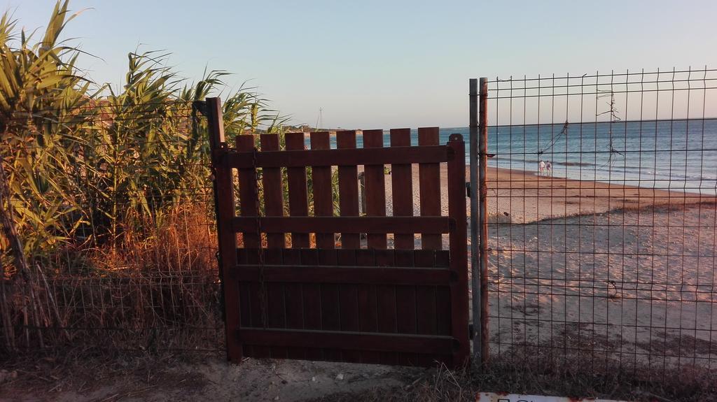 En Finca Las Dunas Dos Chalets Con Jacuzzis En Primera Linea De Playa , Uno De 4 Dormitorios Y Otro De 2 Dormitorios, Llama Al Seiscientos Veintisiete Cuatrocientos Diecisiete Trescientos Noventa Y Ocho Rota Exterior photo